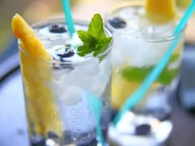 cócteles hechos con vino blanco