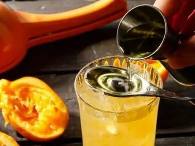 cóctel vino blanco y zumo de naranja